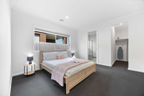 Modern Family Home In Lucas With Free WiFi - Pubs and Clubs 2