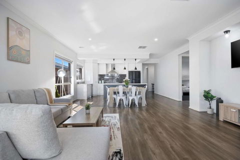 Modern Family Home In Lucas With Free WiFi - Pubs and Clubs 0