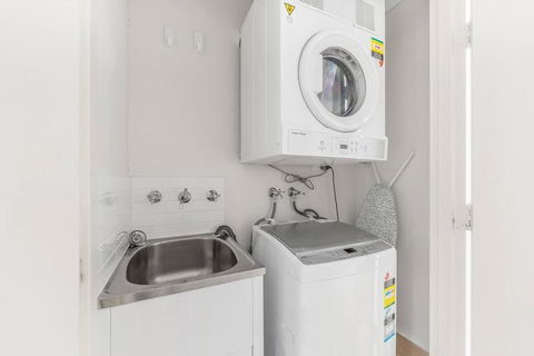 Wasterside 2apt Link To Ferry And Shops - Pubs and Clubs 3