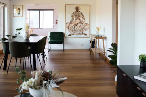 Waterfront Home With Outdoor Spa Bath And Mountain Views - 5 Min Drive To City - Pubs and Clubs 0