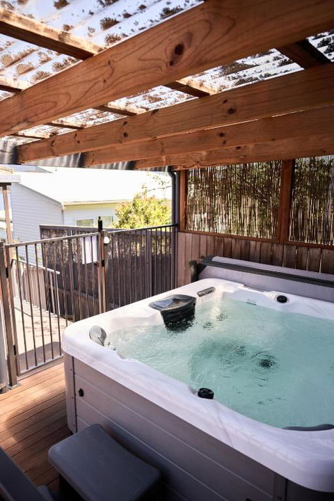 Waterfront Home With Outdoor Spa Bath And Mountain Views - 5 Min Drive To City - Pubs and Clubs 2