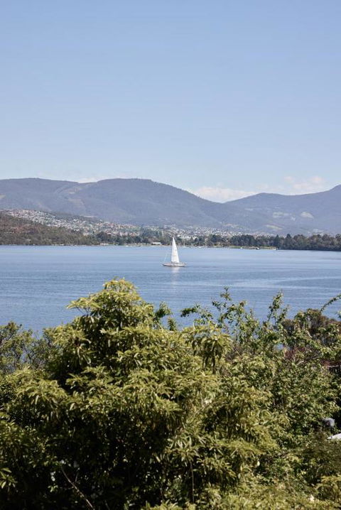 Waterfront Home With Outdoor Spa Bath And Mountain Views - 5 Min Drive To City - Pubs and Clubs 3