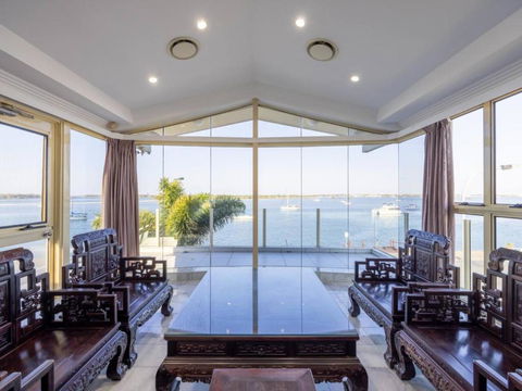 WaterFront Stunning Antique 4Rms 7Beds HolidayHome - Pubs and Clubs 0