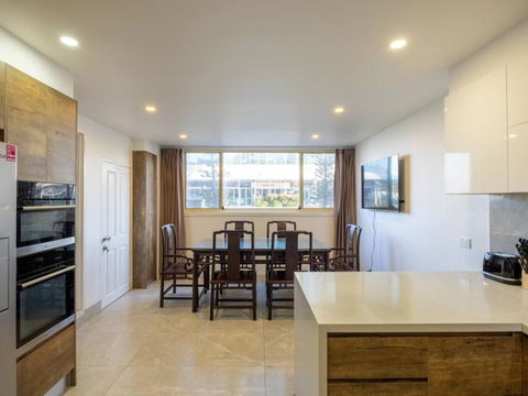 WaterFront Stunning Antique 4Rms 7Beds HolidayHome - Pubs and Clubs 3