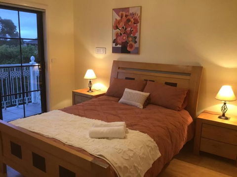 Welcome To Goodwood House! 12 Mins To Melbourne International Airport! - Pubs and Clubs 2