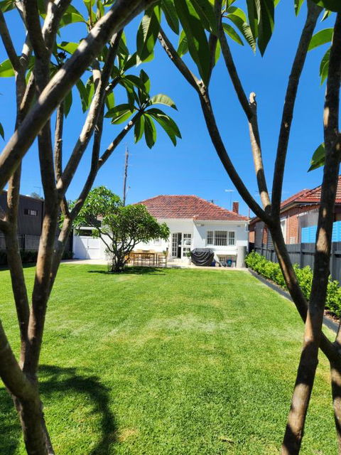 WOW - King Beds, Huge Yard, New Reno, Close To Beach, Private, Level No Stairs - Pubs and Clubs 0