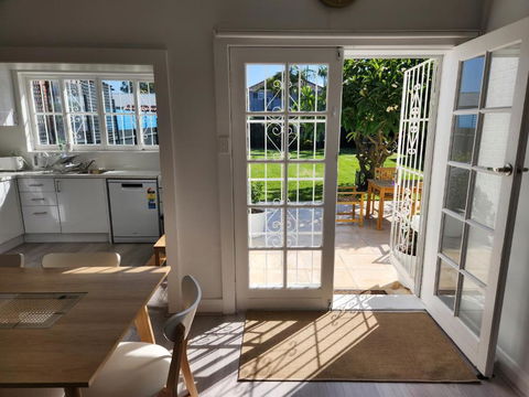 WOW - King Beds, Huge Yard, New Reno, Close To Beach, Private, Level No Stairs - Pubs and Clubs 3