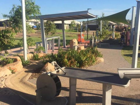 Zenhouse: 4BR Stylish Work/Family Home In Muirhead - Pubs and Clubs 1