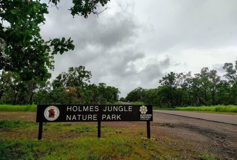 Zenhouse: 4BR Stylish Work/Family Home In Muirhead - Pubs and Clubs 3