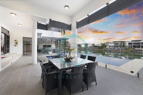 ZenLux: 4BR Bayview Mansion Infinity Pool + Cinema - Pubs and Clubs 3