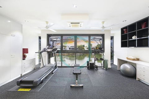 ZenLux: 4BR Bayview Mansion Infinity Pool + Cinema - Pubs and Clubs 2