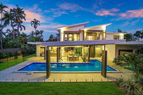 ZenLux Massive 5-BR Holiday Home - Pool - BBQ - Pubs and Clubs 0