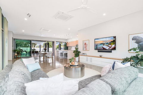 ZenLux Massive 5-BR Holiday Home - Pool - BBQ - Pubs and Clubs 2