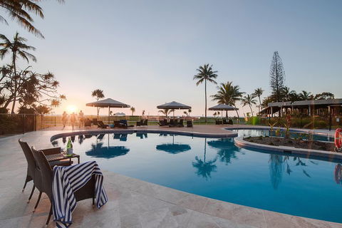 Tangalooma Island Resort Whale Watching Day Cruise With Dolphin Feeding - Pubs and Clubs 4
